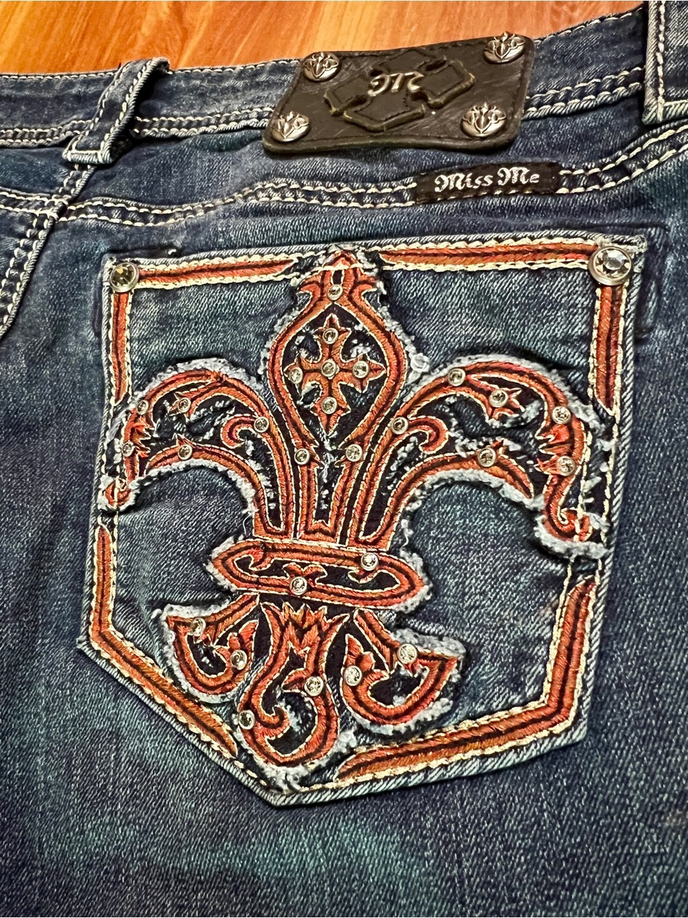 Miss Me Womens Mid Rise Skinny Jeans Dark Wash Red Fleur De Lis Size 30